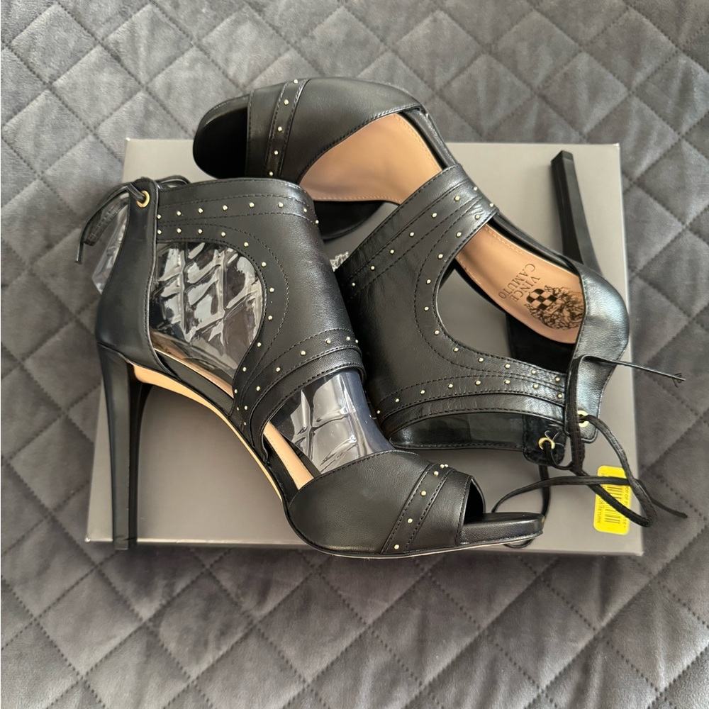 Vince Camuto Leather heels. Style: VC-Roux